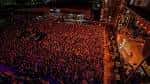 Vista aérea del interior del venue durante un evento con gran afluencia de público