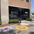 Vista exterior del Stonewall Columbus Community Center con murales coloridos en el pavimento