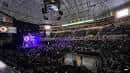 Interior del Yuengling Center durante un evento con iluminación escénica y público en las gradas