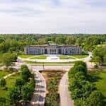 Vista aérea del museo rodeado de jardines y senderos paisajísticos