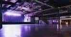 Interior del The Union Event Center con iluminación púrpura y escenario vacío