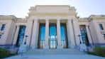 Fachada principal del Missouri History Museum con columnas clásicas y entrada monumental