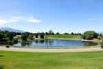 Espacio abierto junto al lago con césped amplio ideal para eventos al aire libre