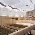 Interior del auditorio con escenario y órgano en Libby Gardner Concert Hall