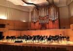 Vista del escenario con orquesta montada y gran órgano de tubos