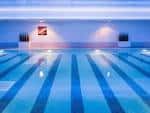 Piscina interior moderna del hotel con iluminación ambiental
