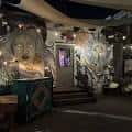 Interior del Velvet Gypsy con decoración temática y ambiente acogedor