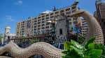 Vista exterior del City Museum con la escultura de serpiente y el edificio histórico