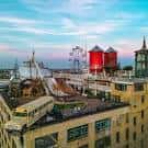 Panorámica del techo del City Museum con estructuras artísticas y vistas de St. Louis