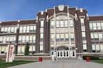 Fachada principal de West High School con arquitectura clásica y entrada central