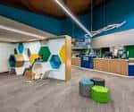 Interior moderno de la biblioteca con mobiliario colorido y diseño contemporáneo