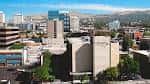 Vista panorámica del campus de Salt Lake Community College con edificios modernos y montañas nevadas al fondo