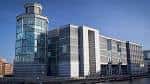 Vista exterior del Royal Armouries Museum en Leeds con su distintiva torre de cristal