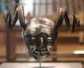 Detalle de un casco decorativo con cuernos expuesto en el interior del museo
