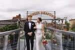 Pareja de novios posando frente al letrero 'Headrow Theatre' en el rooftop