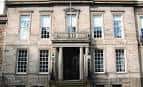 Fachada principal del edificio con arquitectura clásica y columnas
