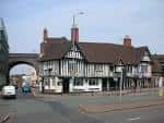 Vista exterior del pub The Old Crown en Birmingham con fachada tradicional y puente al fondo