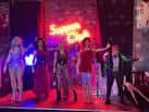 Grupo FunnyBoyz actuando en el escenario de Blundell Street con luces de neón