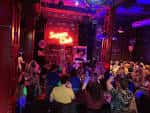 Público disfrutando del espectáculo de FunnyBoyz en el interior del local