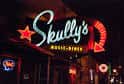 Letrero luminoso de Skully's Music-Diner en la fachada nocturna