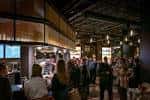 Interior del local con clientes disfrutando de eventos sociales