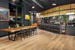 Espacio interior amplio con barra y zona de mesas para eventos privados