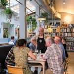 Grupo de personas jugando a un juego de mesa en el interior del café