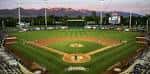 Vista panorámica del campo de béisbol Smith's Ballpark con montañas al fondo