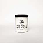 Vela personalizada de Penn & Beech Candle Co. sobre fondo blanco