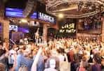 Escenario con público durante un evento nocturno