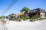 Vista exterior del Big Machine Distillery & Tavern con su fachada moderna y letrero distintivo