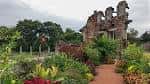 Jardín ornamental frente a las ruinas históricas del parque