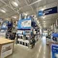 Interior del pasillo principal con productos y señalización