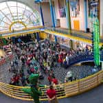 Interior del atrio principal con cúpula de cristal y multitud de personas