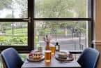 Sala de desayuno con vista al jardín exterior