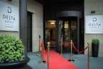 Entrada principal con alfombra roja y rotativa