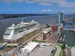 Vista aérea del Liverpool Cruise Terminal con un crucero atracado y el edificio moderno en primer plano