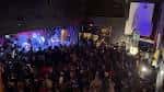 Concierto en vivo con público y escenario iluminado