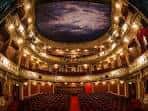 Interior del Leicester Square Theatre con balcones dorados y techo pintado