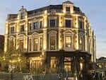 Fachada exterior iluminada de Westow House Pub & Hotel en Crystal Palace, Londres