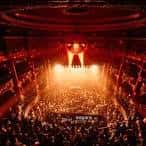 Vista panorámica del interior del KOKO durante un evento con escenario iluminado