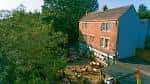 Vista exterior del pub Cumberland Arms con terraza al aire libre