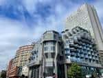 Vista exterior del Hilton London Metropole con su distintiva arquitectura moderna y fachada de cristal
