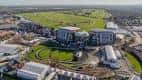 Vista aérea del Aintree Racecourse mostrando las instalaciones y el hipódromo