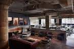 Interior del salón principal con estilo industrial y zona de estar