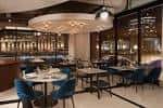 Sala de eventos o restaurante con mesas dispuestas para cena