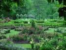 Jardín formal con senderos y plantas ornamentales