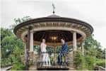 Ceremonia de boda en un kiosco circular al aire libre