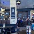 Interior del bar con mesas y ambiente acogedor