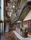 Interior del lobby con escalera y lámpara decorativa
